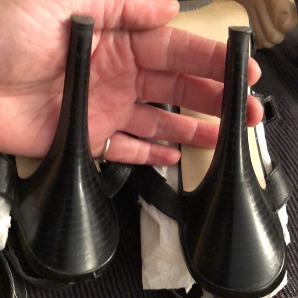 Guess  size 10  black Strappy heels with platform for comfort - Picture 8 of 16